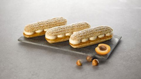 Parfaits en topping, les fourrages aux fruits jouent aussi les garnitures d’éclairs abricot-noisette, une recette exclusive à retrouver en ligne.  © Condifa